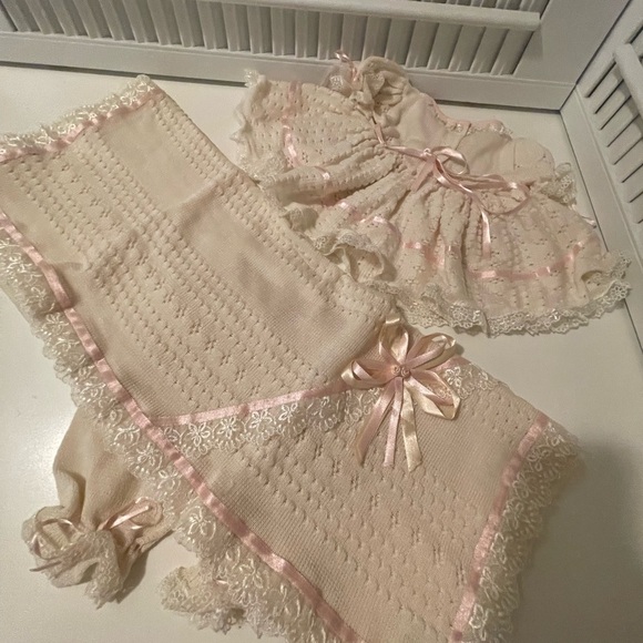 Adorable Benewborn set of three pieces,dresses pants and blankets. Soft and New - Picture 10 of 11